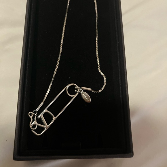 BNWT Valentino Men Necklace V Logo Silver Palladium - Picture 4 of 10